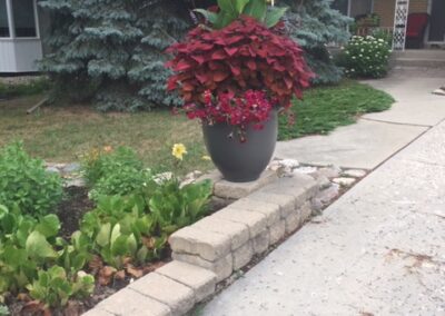 Retaining wall corner feature